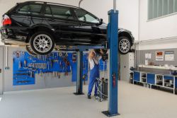 uf unseren insgesamt 3 Hebebühnen können wir schnell und sicher auch unter Ihr Auto schauen und notwendige Reparaturen vornehmen.